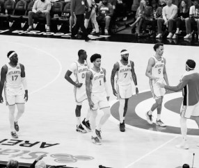 开云登录入口-涅槃重生？乔纳森-库明加Ins晒球队赛场照与球迷分享